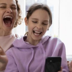 Pebbling, memes y stickers: un “puente afectivo” para la comunicación entre padres e hijos