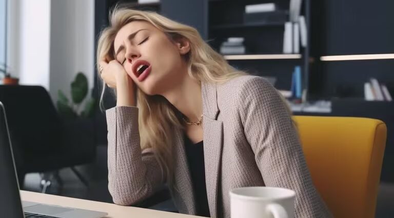 Cansancio de fin de año: qué es la inercia del sueño y cómo impacta posponer la alarma por las mañanas