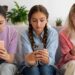 Qué es el phubbing, el hábito digital que puede dañar las relaciones interpersonales