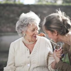 “Es casi seguro que tienen algo que decirnos”: estas son las 10 historias que más repiten los adultos mayores