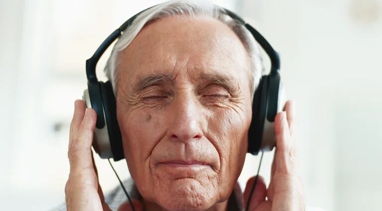 Música y neurociencia: 4 estrategias para lograr la estimulación cognitiva en adultos mayores